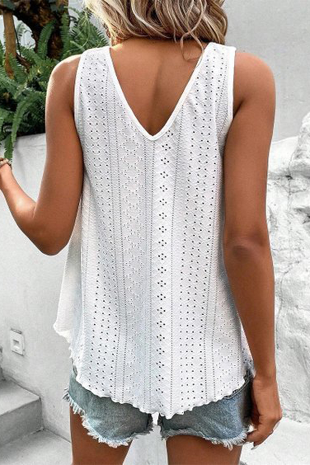 White Lace Crochet Splicing V Neck Loose Fit Tank Top - Image 2